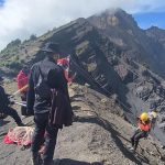 Proses evakuasi pendaki wanita asal Brasil nyang jatuh saat mendaki di Gunung Rinjani.(Dok. Humas Kantor SAR Mataram)